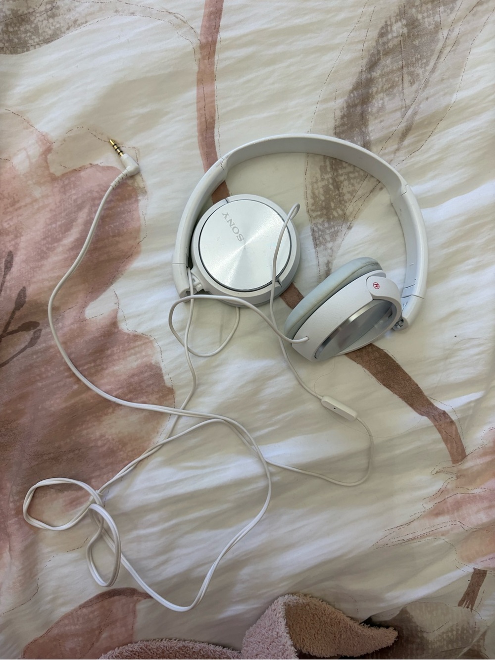 Sony White Over-Ear Wired Headphones with Inline Mic and are foldable